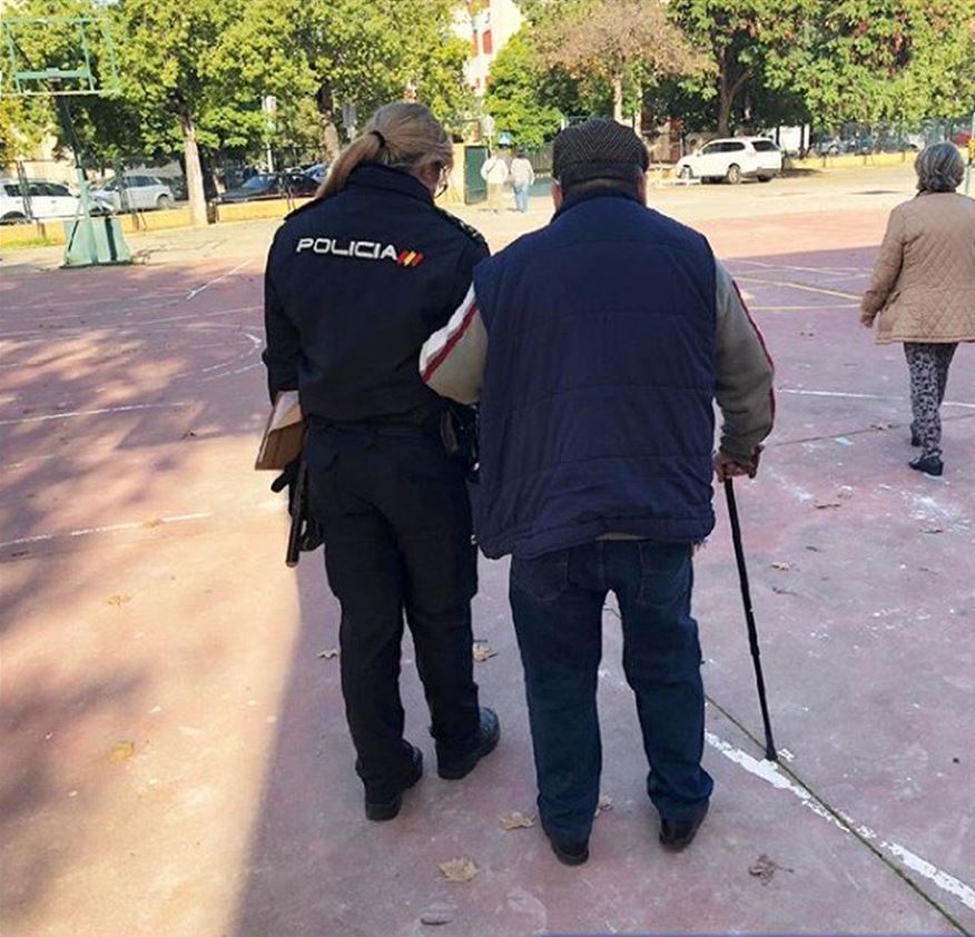policia's tweet image. Las arrugas cuentan historias que todavía merecen ser escuchadas💙

Nos toca a nosotros proteger a nuestros #mayores 👵👴 y acompañarlos con cariño y con #respeto

Si sospechas que algún mayor está siendo víctima de un #delito, escríbenos⤵️
📧protegealmayor@policia.es