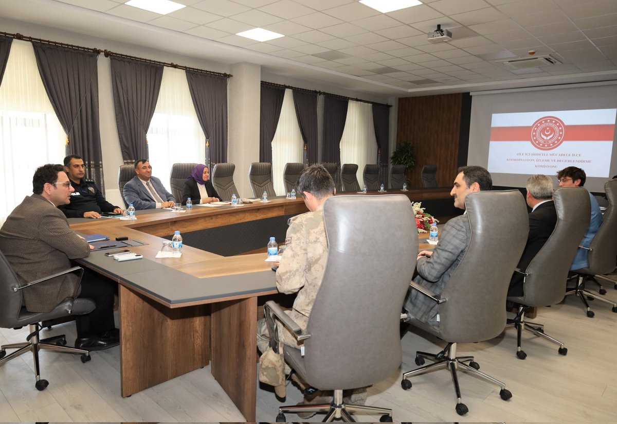 Kadına Şiddet ve Bağımlılıkla Mücadele Toplantısı

Kaymakamımız Dr. Muhammed Serkan ŞAHİN başkanlığında, kadına yönelik şiddetin önlenmesi ve her türlü bağımlılıkla etkin mücadele amacıyla değerlendirme toplantısı gerçekleştirildi.

Toplantıya; İlçe Jandarma Komutanı Yzb. Onur