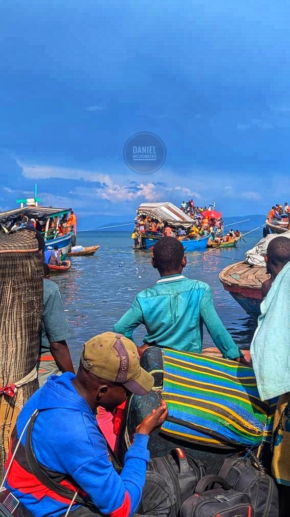 michombero's tweet photo. #RDC 🇨🇩 : voici le calvaire indescriptible que traversent les Congolais qui ont fui la ville d'uvira

Depuis la prise d’Uvira par les rebelles du M23-RDF , la cité de Baraka, dans le territoire de Fizi au Sud-Kivu, est plongée dans un climat de peur et d’incertitude. Un exode massif de civils s’observe quotidiennement vers Rumonge, au Burundi, où des centaines de personnes tentent de trouver refuge.

Sur les plages de Baraka, des familles entières passent la nuit à la belle étoile, en attendant de traverser le lac Tanganyika. Un véritable monstre qu'il faut affronter coûte que coûte pour échapper le châtiment de la rebellion soutenue par le Rwanda.

Femmes, enfants et personnes âgées embarquent sur des pirogues de fortune, souvent sans gilets de sauvetage ni encadrement officiel, au mépris des risques de naufrage.

Les témoignages recueillis font état d’une population épuisée et profondément traumatisée.

 « Nous n’avons plus rien. Notre priorité est de sauver nos enfants contre ce monstre le M23, nous avons vu ce qu'ils ont fait à nos frères à Kishishe dans le territoire de Rutshuru, à Goma et à Kamagema dans la ville de Bukavu », confie une mère rencontrée au bord du lac dans le territoire de Fizi.

Les départs se font dans la précipitation, sans organisation ni assistance humanitaire suffisante.

La chute d’Uvira a provoqué une onde de choc dans toute la région, alimentant la crainte d’une extension des violences vers Fizi et les zones avoisinantes. Face à l’aggravation de la crise humanitaire, des acteurs locaux et des organisations humanitaires lancent un appel urgent pour sécuriser les traversées et venir en aide aux déplacés, exposés à des dangers croissants alors qu’ils fuient déjà les combats.

Daniel Michombero
