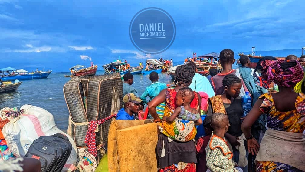 michombero's tweet photo. #RDC 🇨🇩 : voici le calvaire indescriptible que traversent les Congolais qui ont fui la ville d'uvira

Depuis la prise d’Uvira par les rebelles du M23-RDF , la cité de Baraka, dans le territoire de Fizi au Sud-Kivu, est plongée dans un climat de peur et d’incertitude. Un exode massif de civils s’observe quotidiennement vers Rumonge, au Burundi, où des centaines de personnes tentent de trouver refuge.

Sur les plages de Baraka, des familles entières passent la nuit à la belle étoile, en attendant de traverser le lac Tanganyika. Un véritable monstre qu'il faut affronter coûte que coûte pour échapper le châtiment de la rebellion soutenue par le Rwanda.

Femmes, enfants et personnes âgées embarquent sur des pirogues de fortune, souvent sans gilets de sauvetage ni encadrement officiel, au mépris des risques de naufrage.

Les témoignages recueillis font état d’une population épuisée et profondément traumatisée.

 « Nous n’avons plus rien. Notre priorité est de sauver nos enfants contre ce monstre le M23, nous avons vu ce qu'ils ont fait à nos frères à Kishishe dans le territoire de Rutshuru, à Goma et à Kamagema dans la ville de Bukavu », confie une mère rencontrée au bord du lac dans le territoire de Fizi.

Les départs se font dans la précipitation, sans organisation ni assistance humanitaire suffisante.

La chute d’Uvira a provoqué une onde de choc dans toute la région, alimentant la crainte d’une extension des violences vers Fizi et les zones avoisinantes. Face à l’aggravation de la crise humanitaire, des acteurs locaux et des organisations humanitaires lancent un appel urgent pour sécuriser les traversées et venir en aide aux déplacés, exposés à des dangers croissants alors qu’ils fuient déjà les combats.

Daniel Michombero