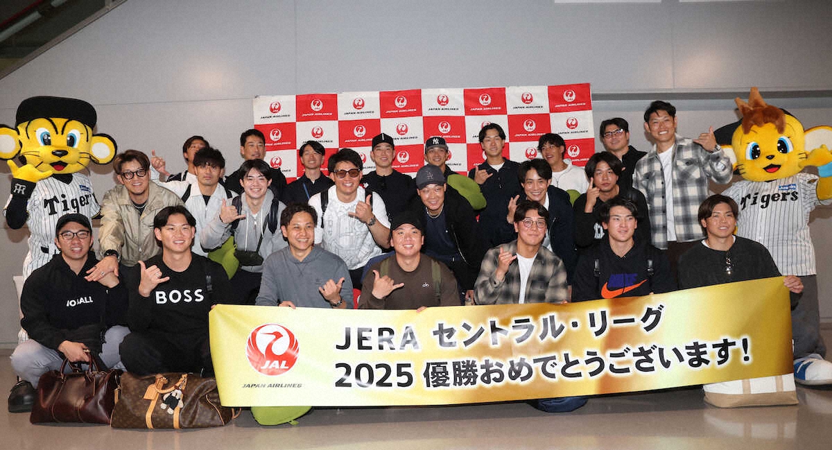 livedoornews's tweet photo. 【出発】阪神、ハワイV旅行へ！関空から総勢約380人の大ツアー
https://t.co/lOGW14Popg

関西国際空港では午後6時すぎから出発式が行われ、藤川監督があいさつ。「日本にいる間は年齢、上下関係がありますが、アメリカでは上下関係はないです」と、現地では無礼講で楽しんでほしいと語った。 https://t.co/6nFApuh3CU