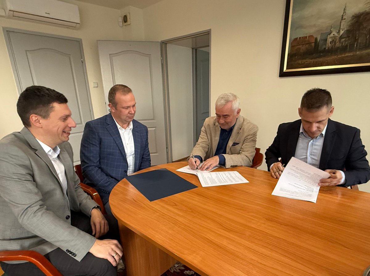 Gmina Chełm Śląski dołączyła do znakomitego grona gmin i miast partnerskich Śląskiego ZPN i bardzo nas to cieszy 😍 Liczymy na wiele ciekawych wspólnych projektów w przyszłości ⚽️