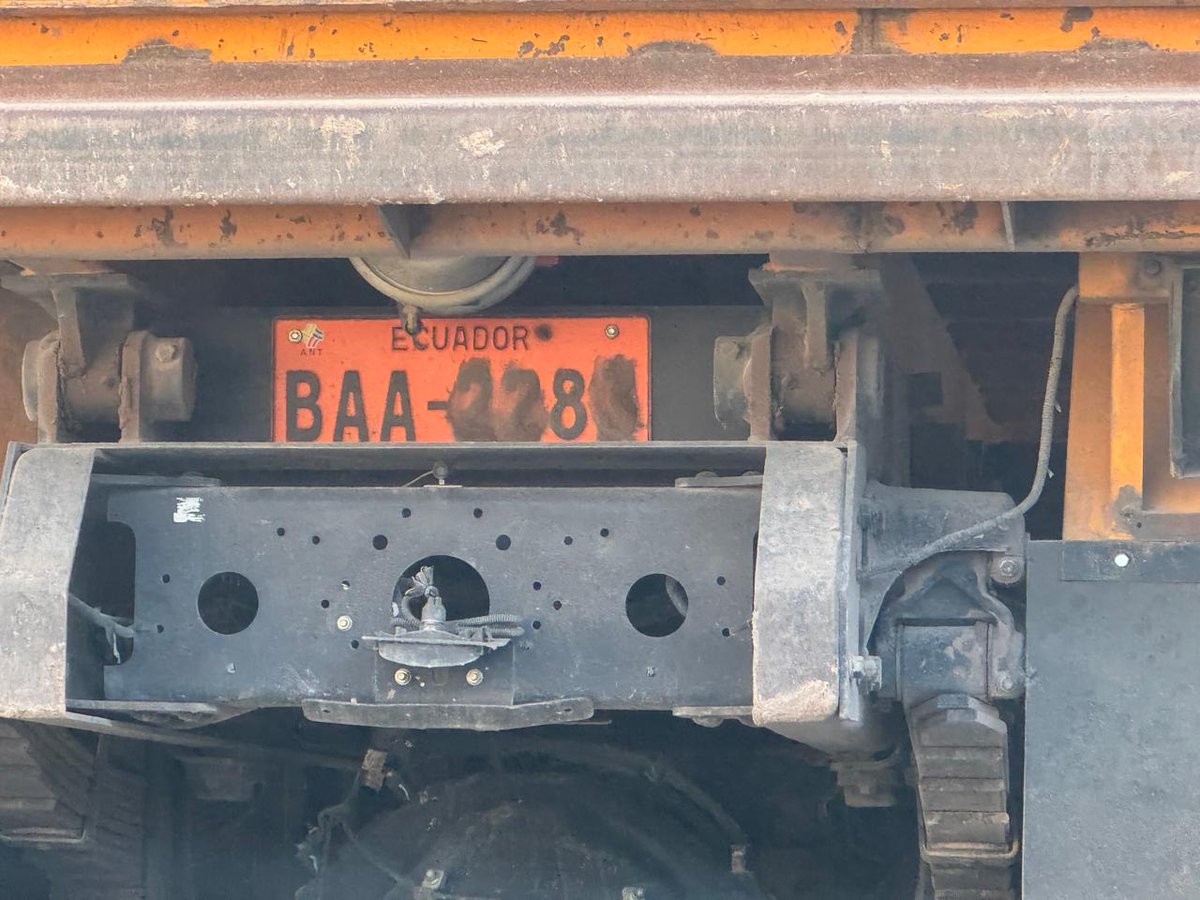SATM70's tweet photo. Señores @ANT_ECUADOR @AMT_Quito ¿Se puede circular así? Como es posible que un vehículo pesado, de estas características, tenga su placa manchada y tachada?
Volqueta placas BAA2283 en Tumbaco a más de 70 km/h en calles secundarias,
"Chóferes profesionales" que causan accidentes. https://t.co/TbPoiB6f9n