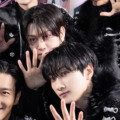 내 고양이들 얼굴 기가막히고, 블랙이 퍼컬이라 개창백하고, 머리 새까맣고, 여자들 기 살려줌