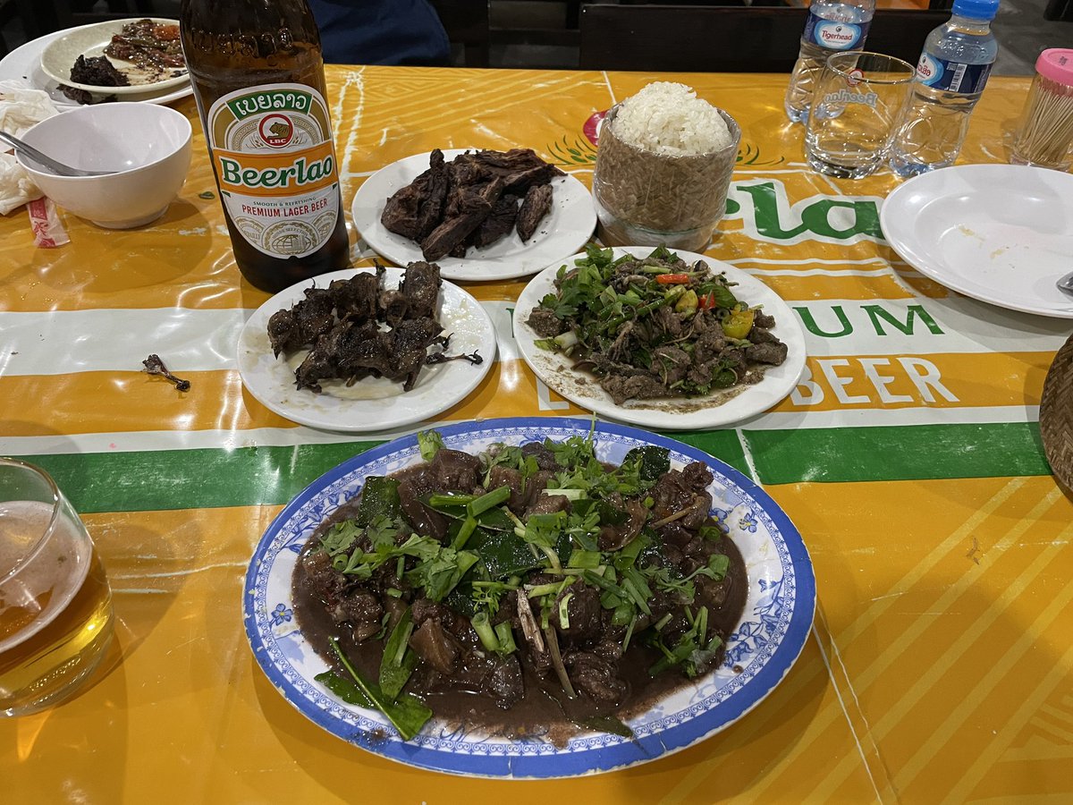 写真、手前から左回りで、ヤマアラシの肉の煮込み。ツバメの姿揚げ。牛肉の干したの。牛肉のラープ
ここへきてまた初めてを食った(ヤマアラシ)w