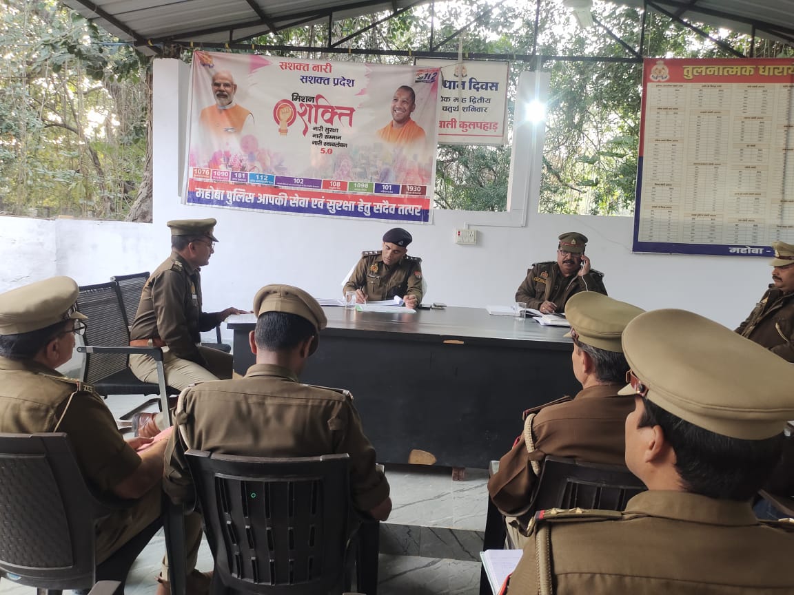 mahobapolice's tweet photo. पुलिस अधीक्षक महोबा के निर्देशन में क्षेत्राधिकारी कुलपहाड़ द्वारा थाना अजनर के सभी विवेचकों का किया गया अर्दली रूम, लम्बित विवेचनाओं की समीक्षा की गई तथा अकारण विवेचनाओं को लम्बित रखने वाले विवेचकों को शीघ्र निस्तारण हेतु दिशा-निर्देश दिए गए।        #UPPolice https://t.co/bTIkTFd0R6
