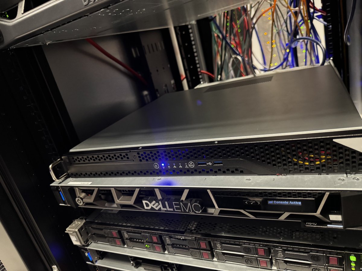 Mise en place d'un Ryzen 9 9950X à Paris 🇫🇷 pour l'un de nos clients ☺️
w/ <a href="/HolyCloud_FR/">HolyCloud</a>