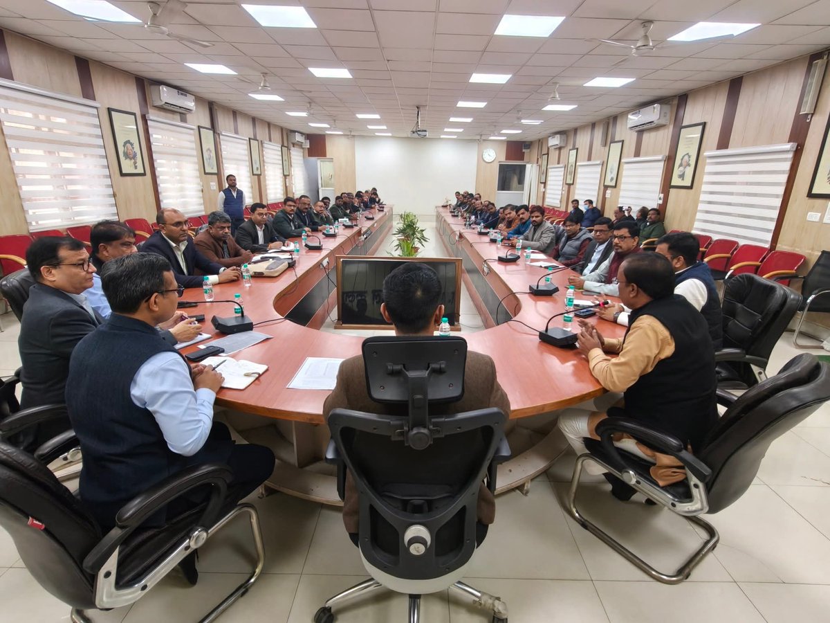 आज कलेक्ट्रेट में भारत रत्न पं० अटल बिहारी वाजपेयी जी की स्मृति में आयोजित"अटल स्वास्थ्य मेला" की तैयारी बैठक में मा० रक्षामंत्री जी के सांसद प्रतिनिधि श्री दिवाकर त्रिपाठी, श्री राघवेंद्र शुक्ल जी, महानगर महामंत्री श्री पुष्कर शुक्ल जी एवं अन्य पदाधिकारी गणों के साथ उपस्थित रहा।