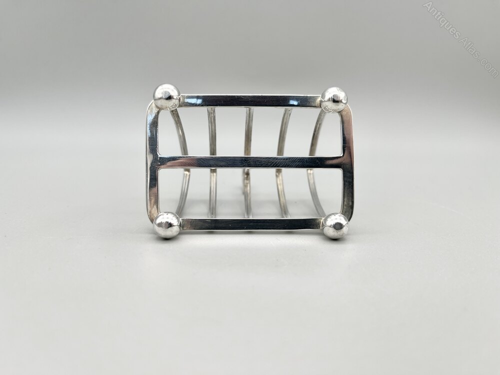 antiques_atlas's tweet photo. Antique Silver For your Dining Table this Festive season
https://t.co/WS9UxBtTx6 Antiques Atlas have 2,299 items available for SALE 🎄🎁 including this 
Edwardian Silver Toast Rack, Atkin Brothers 1907
Id code as1006a2671 From Burnell And Rowe @ilsuttoneri #antiquesilvertableware https://t.co/XonOes2Zw1