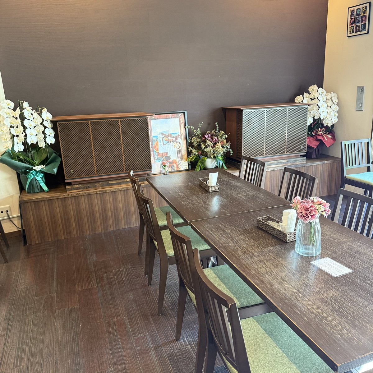 新御茶ノ水・JAZZ OLYMPUS!さん、赤いチキンカレー🍛
知らぬ間に休業→復活されたと聞き訪問✊メニューは1種類で、あとは飲み物を選択。
見た目は激しいですが、それほど辛くなく。チキンの穏やかな旨みに、品の良いスパイスの香り✨硬炊きのご飯に染み込ませていただきます😋
Jazz流れる大人の空間😌