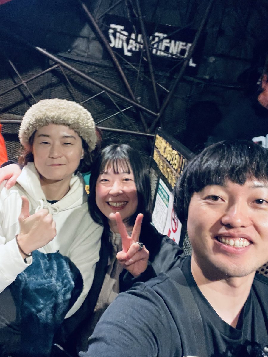 昨夜は下北沢で、僕のレテパシーズのライブを観た。

いいうた。
いいバンド。
よかったな。

半年ぶりに、ライブハウスに行った。
アディーと二宮ユーキと記念写真を撮った。