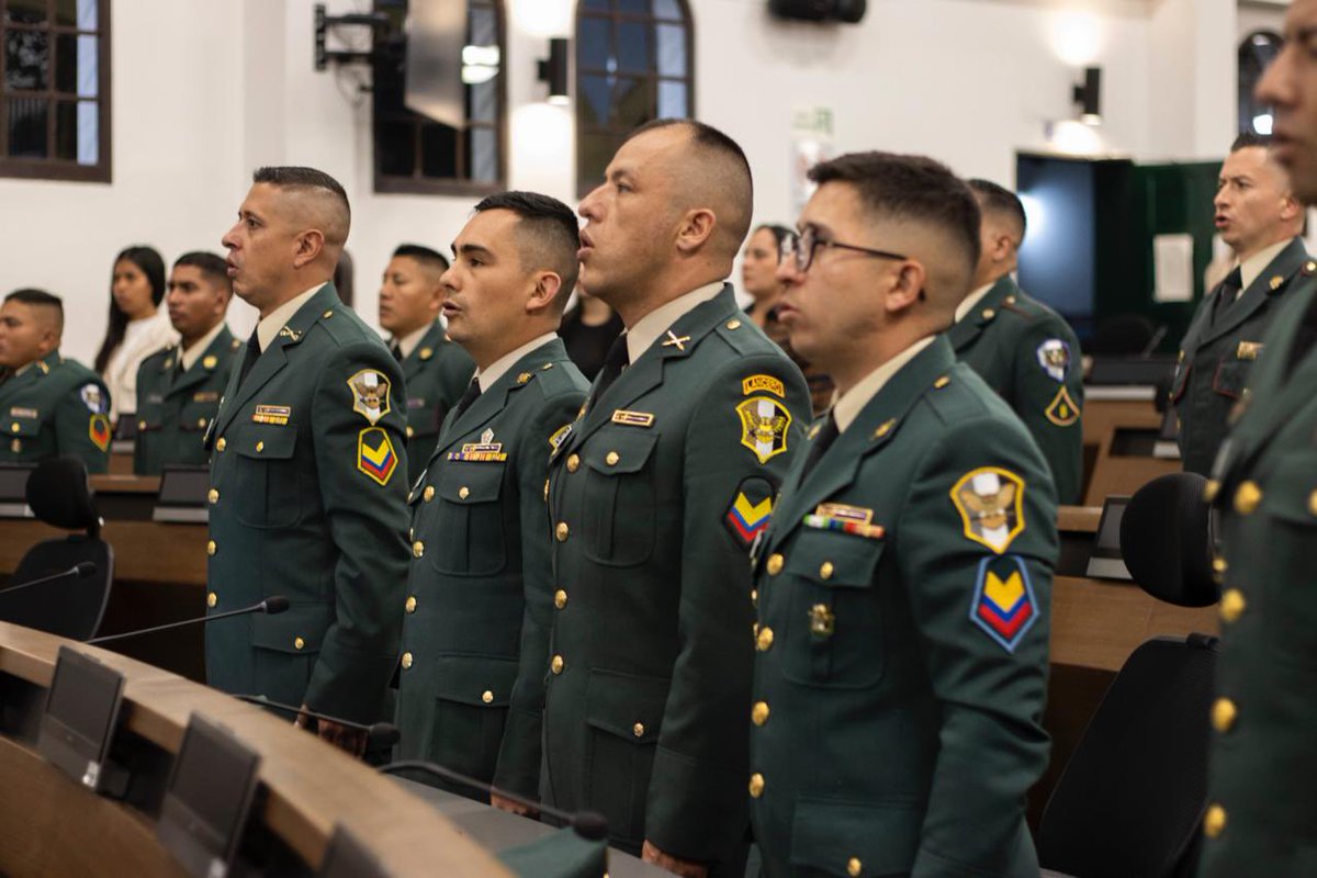 Ejercito_CAAID's tweet photo. Hombres y mujeres del Comando de Apoyo de Acción Integral y Desarrollo del @COL_EJERCITO fueron exaltados por el Concejo de Bogotá, en reconocimiento a la labor social, comunitaria e institucional desarrollada en beneficio de las localidades de la capital.

Un gesto que nos motiva a seguir trabajando con vocación de servicio y compromiso permanente por el bienestar de los bogotanos.

#NuestroCompromisoEs🇨🇴