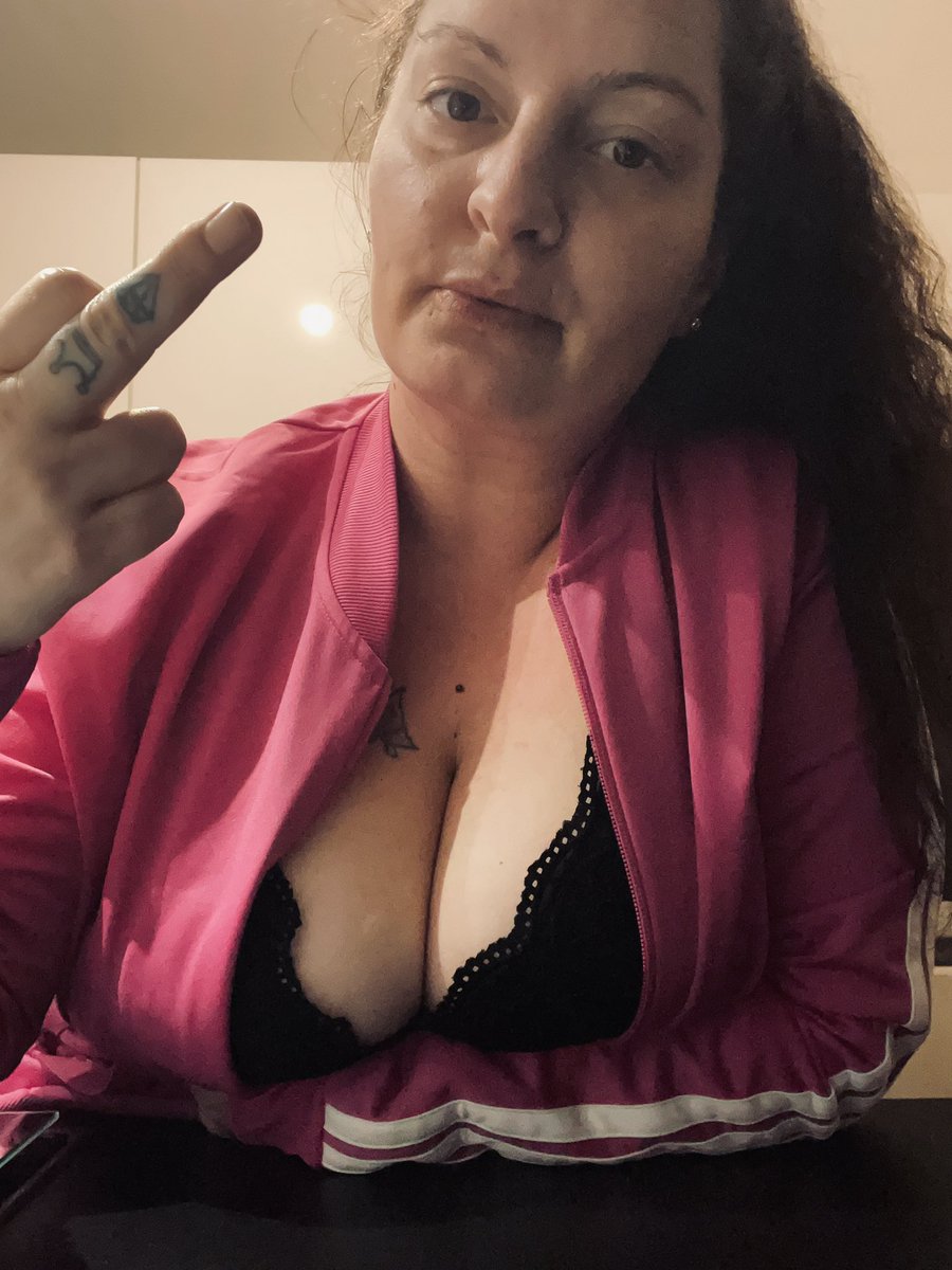 Antreten du kleine Maulfotze! Ich kenne keine Gnade und nimm dich bis auf den letzten Cent aus🖕🏼 Mir doch egal ob den Rest des Monats nicht mehr überlebst😈 und diskutieren brauchst du mit mir auch nicht wie hoch das Tribut ist🖕🏼 dann such dir ne billige Herrin du Drecksfotze‼️