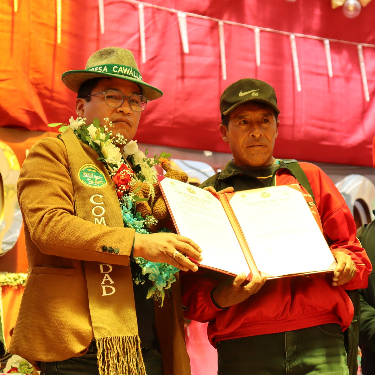 senaribolivia's tweet photo. Este lunes en la gobernación de Oruro, el Director Nacional del SENARI, el Director Departamental del SEDERI Oruro, el representante de ANARESCAPYS y el representante de la Gobernación de Oruro, entregaron  de 16 Registros Colectivos a comunidades de este departamento. https://t.co/u2IxAC7iDu