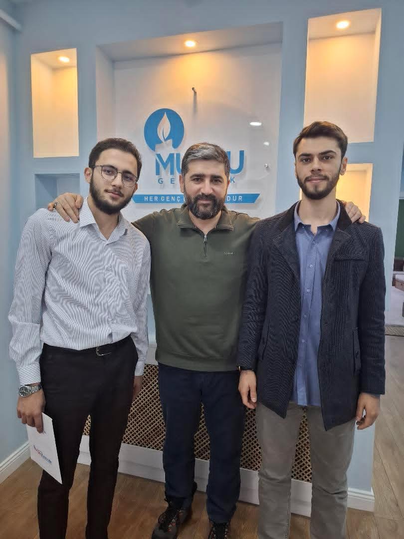 "Hangi Demir Kubbe Durdurur Kalbimizin Atışını" diyerek, Muştu Gençlik'te <a href="/ademozkose/">Adem Özköse</a> ağabey ile Alem-i İslâm üzerine muhabette bulunduk. Adem Özköse Ağabey'e nazik kabulleri ve misafirperverlikleri için teşekkür ediyoruz.