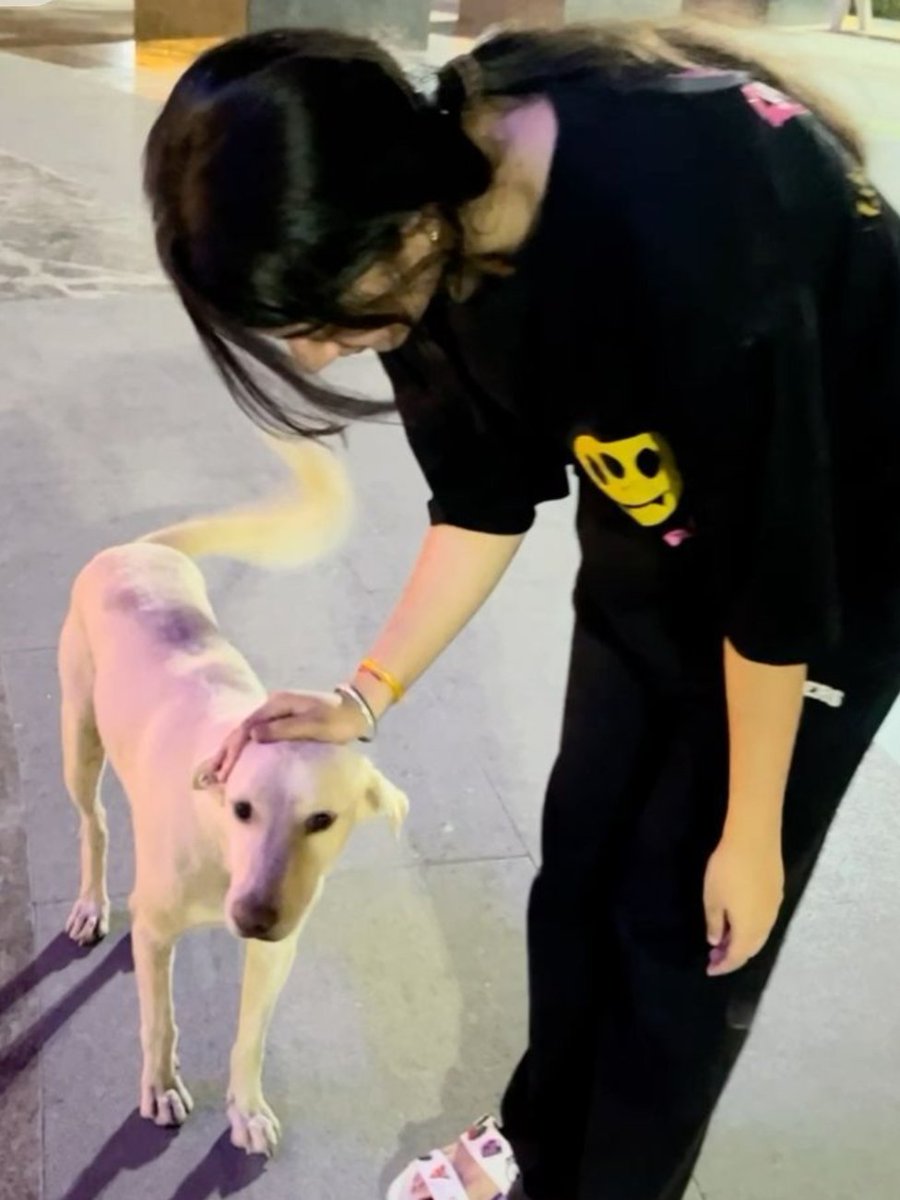 बेज़ुबान होते हैं, पर इनके जज़्बात सबसे सच्चे होते हैं 🐕

न शिकवा, न दिखावा… बस बेइंतहा प्यार और वफादारी ❤️
इंसान बनना है तो पहले इन्हें समझना सीखो 
Doggy ke liye ek naam pls...♥️