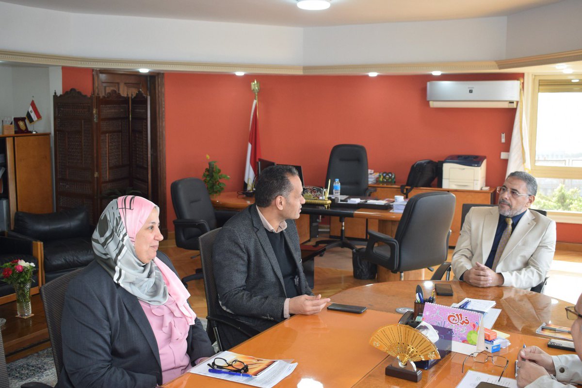 عقد أ.د/ شريف محمدي – رئيس المركز القومي لبحوث المياه، اجتماعًا مع أعضاء لجنة تقييم وتقدير المكافآت الخاصة بالعاملين بديوان عام المركز، وعلى رأسهم أ.د/ أيمن السعدي – نائب رئيس المركز لشئون الخطة البحثية ورئيس اللجنة، وذلك لمتابعة أعمال اللجنة ومناقشة خطة عملها للفترة المقبلة.