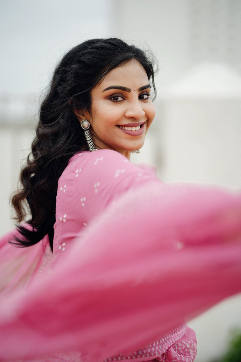 emayaing's tweet photo. Can take me out of Bessie, but can’t take Bessie out of me 😉🌊🩷
Photo &amp; Video - @camerasenthil 
Styling - @deepthi_r_j__
Makeup - @pavihairandmakeup

#chennaiponnu #emaya #emayaing #heartin https://t.co/9YJWoLN3b4