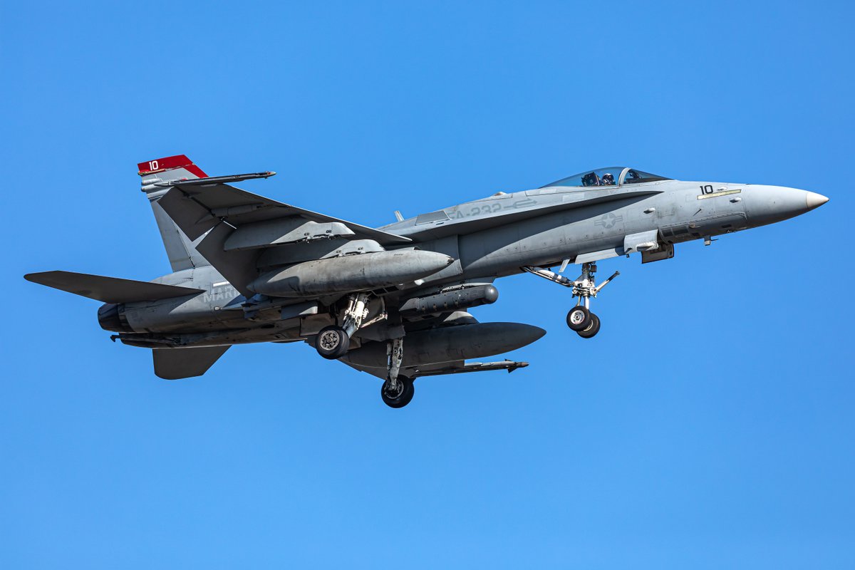 AKM_7D's tweet image. 2025.12.16 厚木基地
VMFA-232 "Red Devils" WT06,WT10

何か付いてる😳

#厚木基地