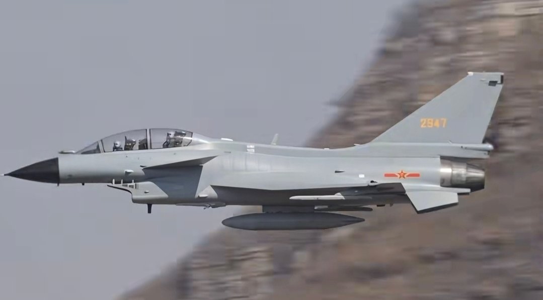 RupprechtDeino's tweet photo. Not that much spectacular at first sight, but anyway a new image from the rarely seen Shijiazhuang Flying Academy's 4th Training Brigade based at Tangguantun (?) that has been converted from JL-8/9 to J-10A/AS in 2024. https://t.co/5ZXWNpCp6y