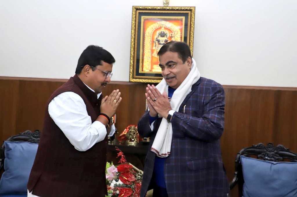 NitinNabin's tweet image. राष्ट्रीय कार्यकारी अध्यक्ष का दायित्व संभालने के उपरांत आज केंद्रीय सड़क परिवहन एवं राष्ट्रीय राजमार्ग मंत्री आदरणीय श्री @nitin_gadkari जी से भेंट कर उनका आशीर्वाद प्राप्त किया। 

आपका मार्गदर्शन सदैव प्रेरणास्रोत रहा है।