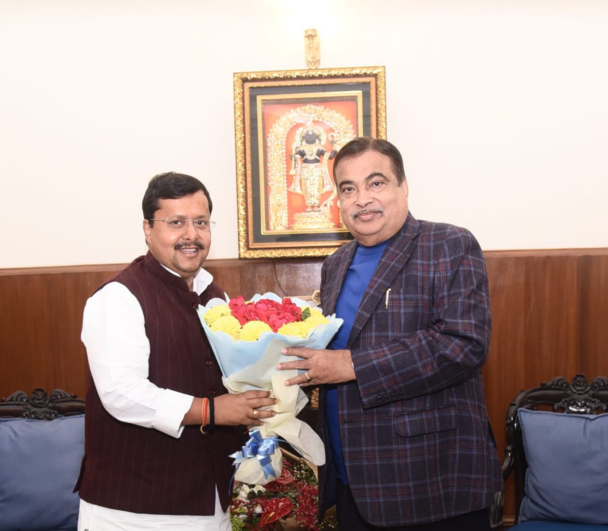 NitinNabin's tweet image. राष्ट्रीय कार्यकारी अध्यक्ष का दायित्व संभालने के उपरांत आज केंद्रीय सड़क परिवहन एवं राष्ट्रीय राजमार्ग मंत्री आदरणीय श्री @nitin_gadkari जी से भेंट कर उनका आशीर्वाद प्राप्त किया। 

आपका मार्गदर्शन सदैव प्रेरणास्रोत रहा है।