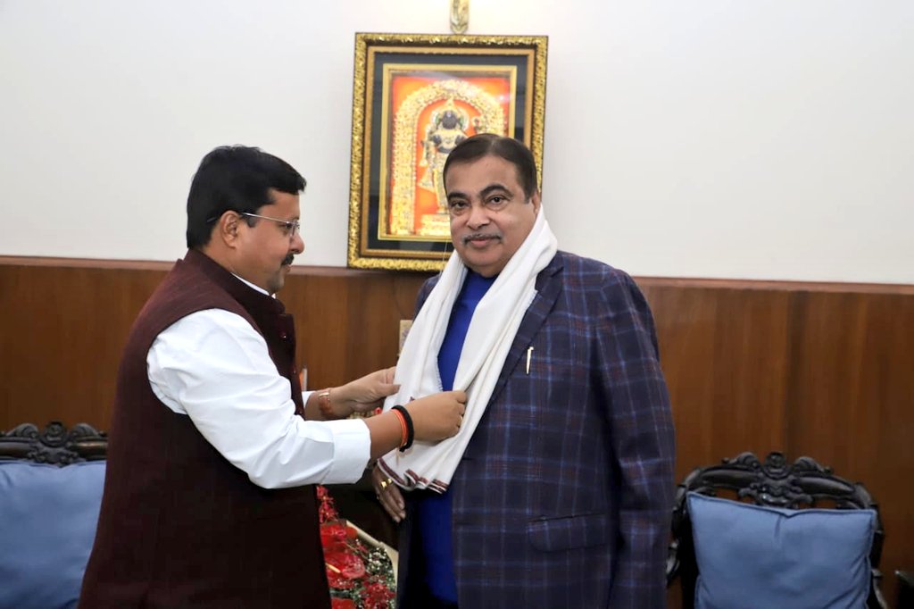 NitinNabin's tweet image. राष्ट्रीय कार्यकारी अध्यक्ष का दायित्व संभालने के उपरांत आज केंद्रीय सड़क परिवहन एवं राष्ट्रीय राजमार्ग मंत्री आदरणीय श्री @nitin_gadkari जी से भेंट कर उनका आशीर्वाद प्राप्त किया। 

आपका मार्गदर्शन सदैव प्रेरणास्रोत रहा है।