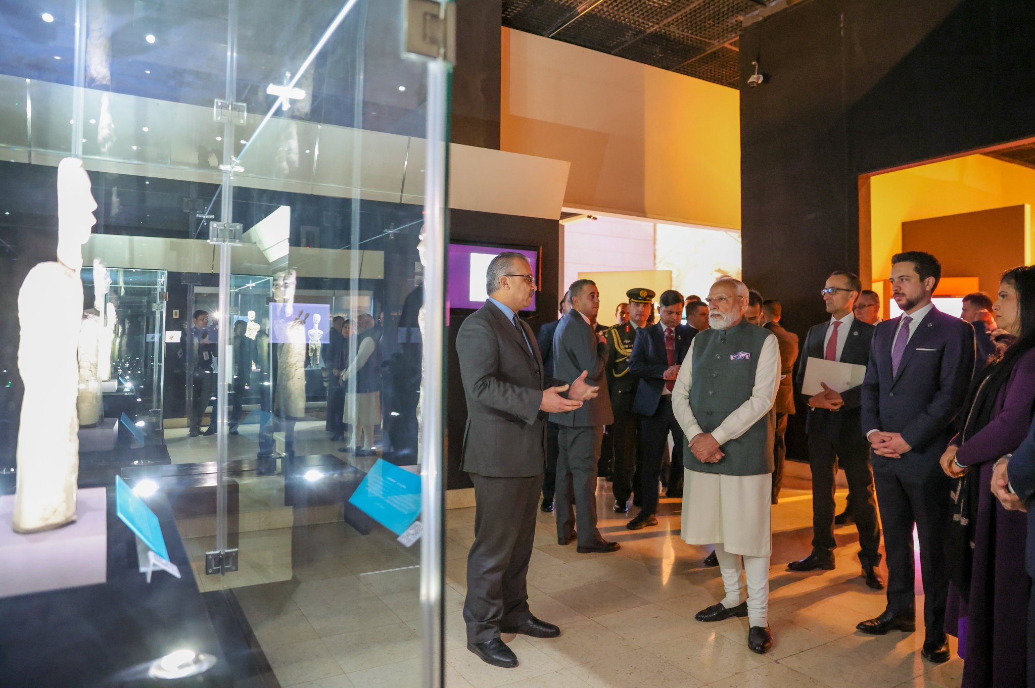 سمو الأمير الحسين بن عبدالله الثاني، ولي العهد، يصطحب رئيس الوزراء الهندي ناريندرا مودي، في زيارة إلى متحف الأردن #الأردن 