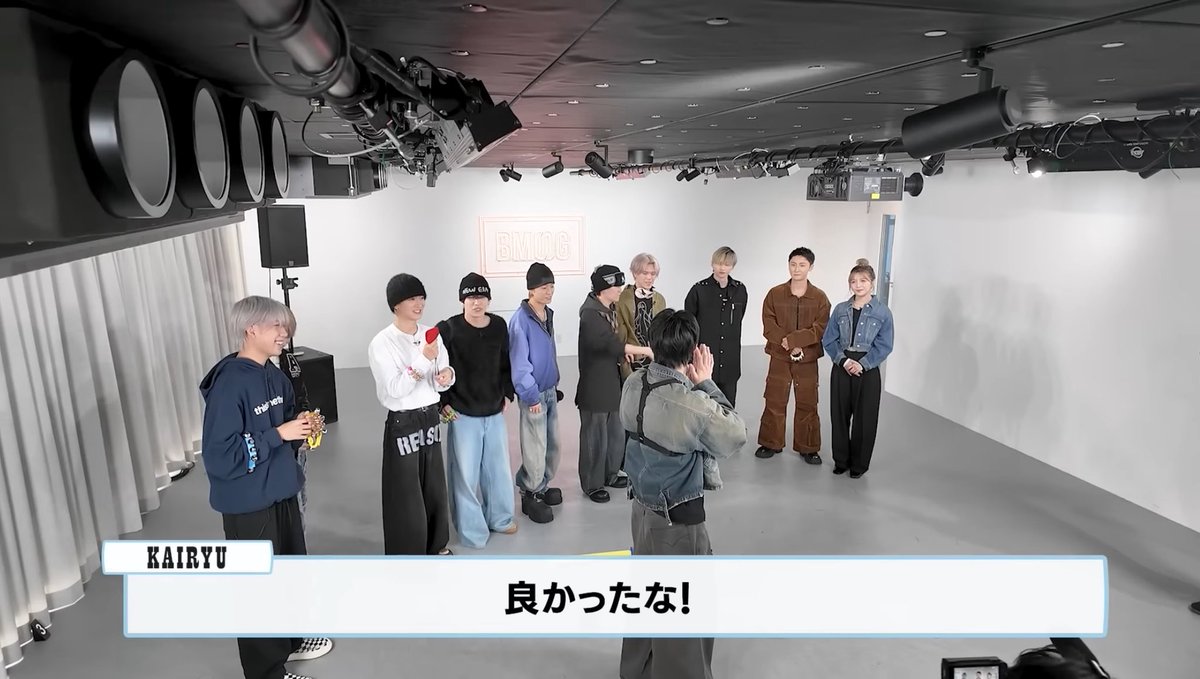 まさかのサプライズ動画すぎて泣く😭💜💛💙
3人で話してる雰囲気がAAA〜😭って感じでまた泣く(笑)
気配斬り始まった瞬間日高くんが2人を前に押し出すところとか、宇野ちゃんを一切守る気のない日高くんとか何も変わらないなぁと🤣
初めてちゃんと見たけどMAZZELメンバーのキャラも良すぎる動画だった🥹