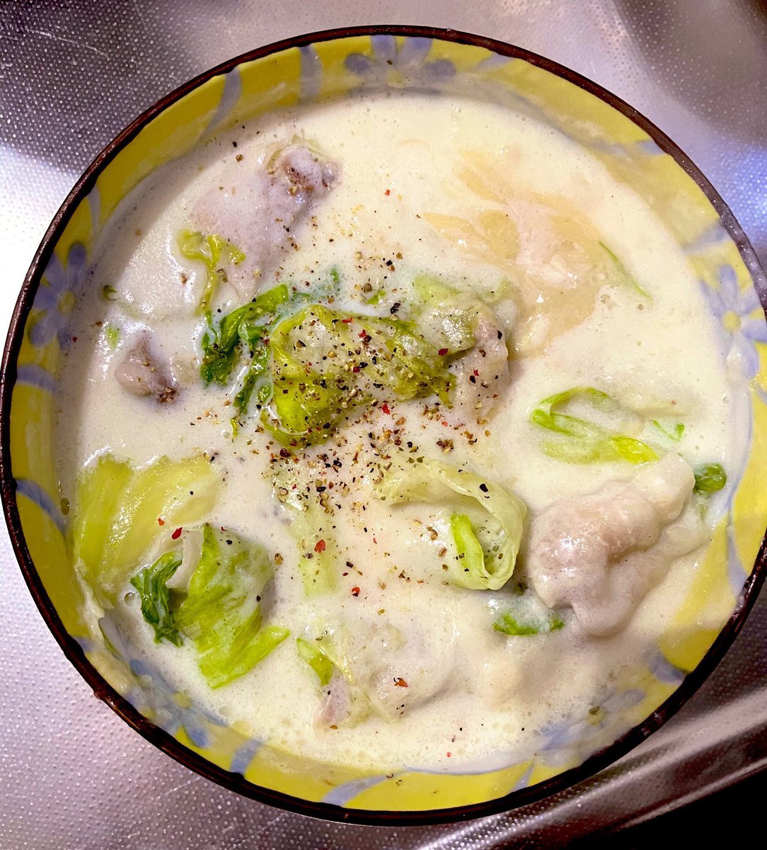 oniku117's tweet photo. 一人前だけシチュー食べたい人へ

レタス2枚ちぎったのと塩胡椒した豚肉100gとシチューの元2片と200mlの牛乳入れて入れて600Wで4分チンしたら混ぜて、再び600wで3分くらいレンチンして。シャキシャキ美味しいし���成まで15分かからない😭 https://t.co/Ye6Tb4NOjx