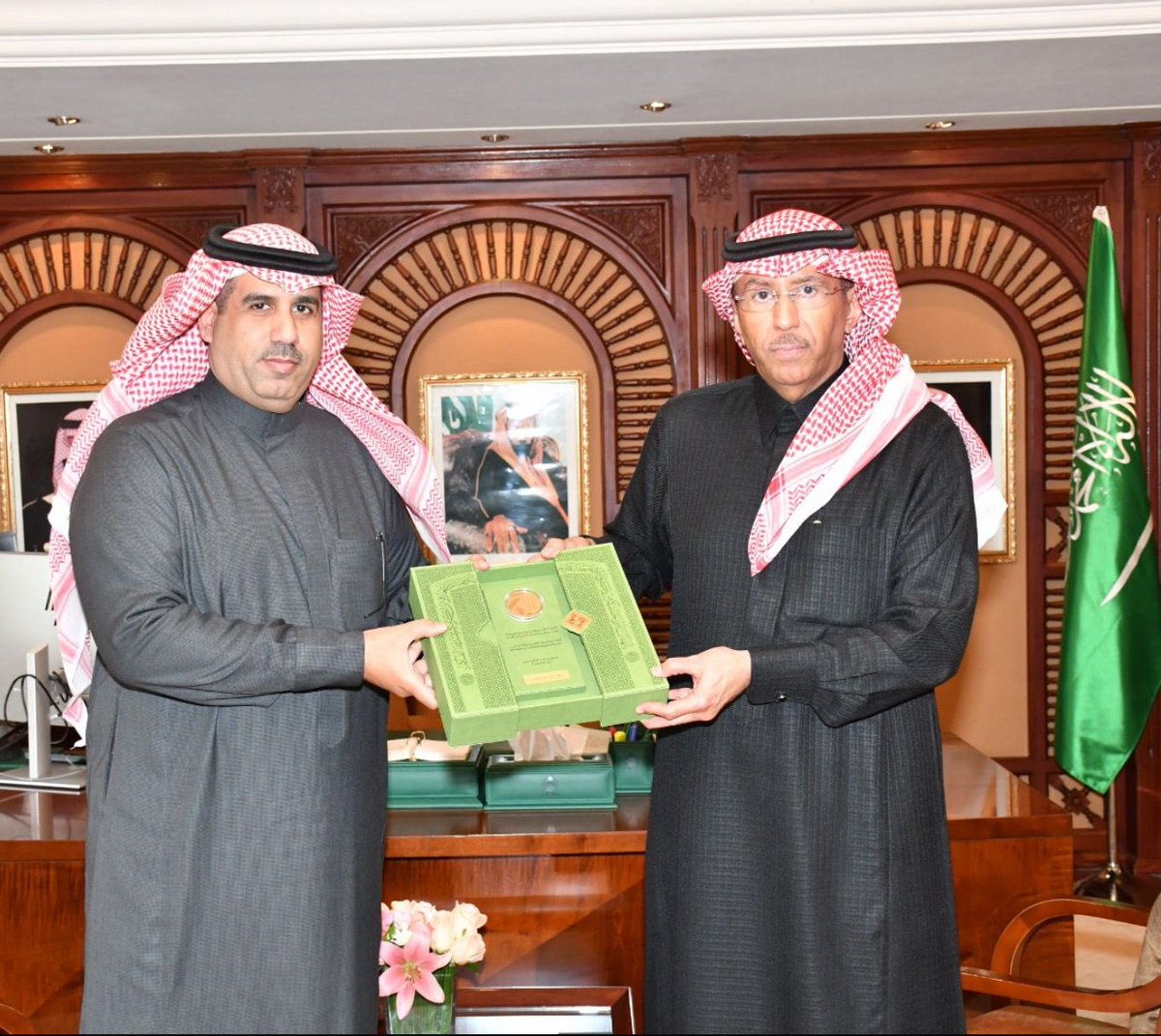 KSAembassyMA's tweet image. قدم سفير خادم الحرمين الشريفين لدى المملكة المغربية سعادة الدكتور سامي بن عبدالله الصالح @SAMIOALSALEH يوم الثلاثاء 16 ديسمبر 2025م بمقر السفارة، درع  التميز الممنوح من صاحب السمو الأمير فيصل بن فرحان وزير الخارجية لكل من سعادة الأستاذ/ناصر بن محمد الشهري مدير مكتب السفير ورئيس…