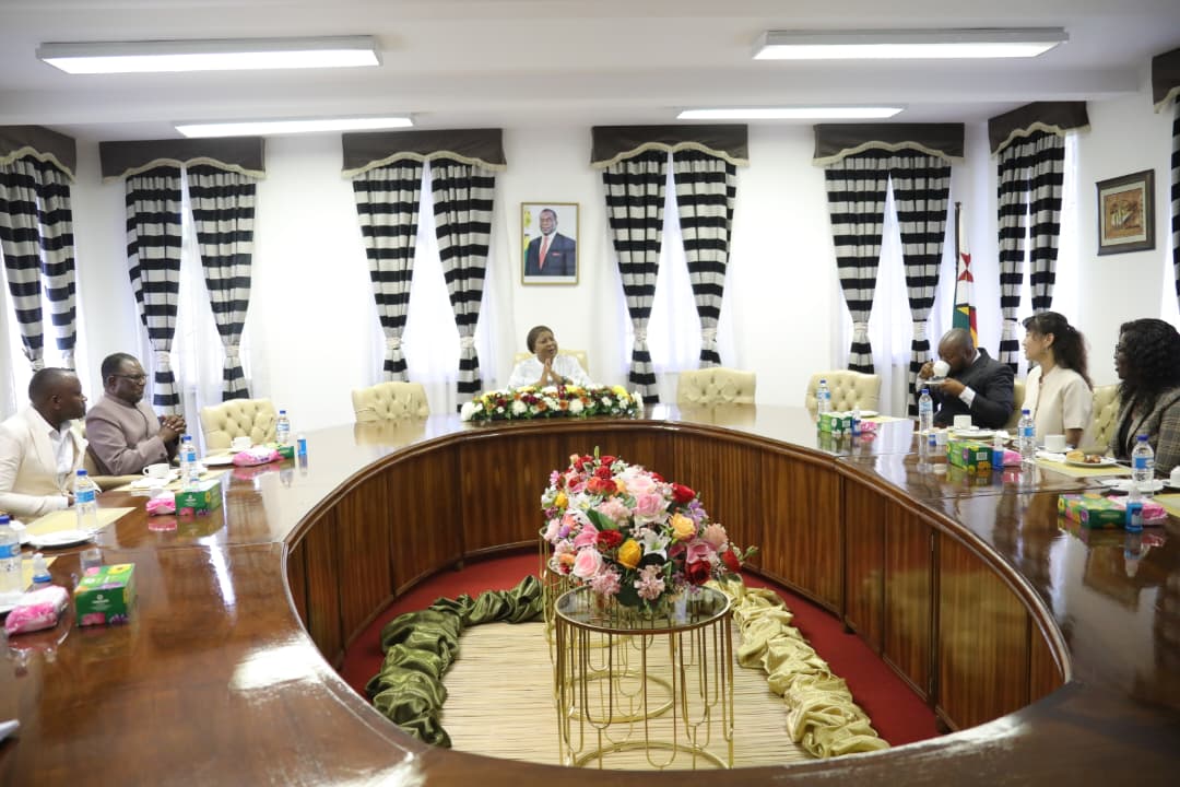 ZimFirstLady's tweet image. Today, I was delighted to meet with Earthgate, a corporate organization that has pledged to partner with my Angel of Hope Foundation to advance our philanthropic work.

Impressed by our efforts in empowering communities including women, girls, and children, they are committed to…