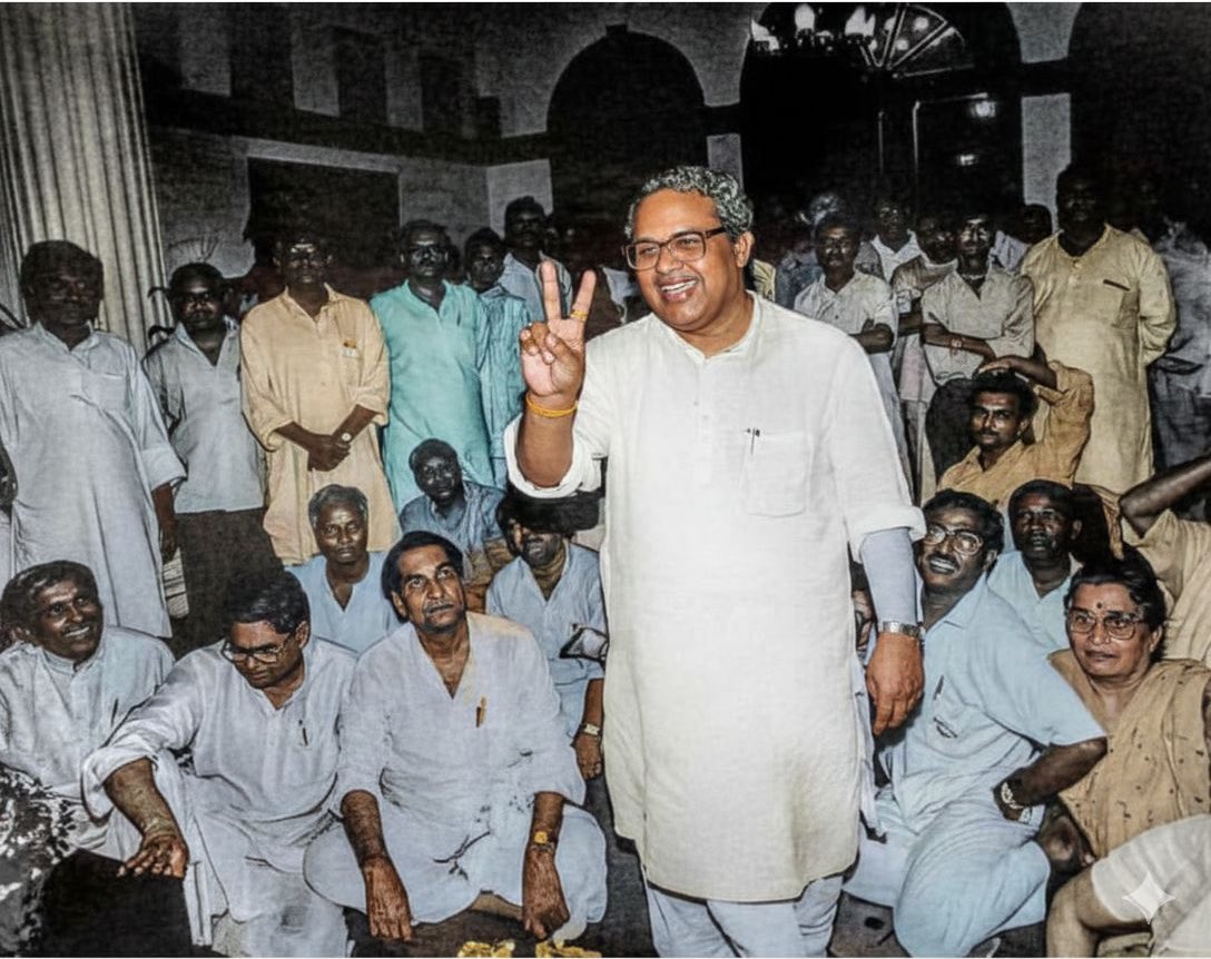 KalrajMishra's tweet photo. स्मृति-दीर्घा से एक झलक
उत्तर प्रदेश के राजभवन में धरना… लोकतंत्र के प्रति आस्था, अधिकारों के लिए संघर्ष और जनसेवा का संकल्प…
संघर्ष से संकल्प और संकल्प से सिद्धी तक की यह यात्रा हमेशा प्रेरित करती रहेगी।
PC: फाइल आर्काइव, AI की सहायता से रंगीन https://t.co/UWCgKfbmCL
