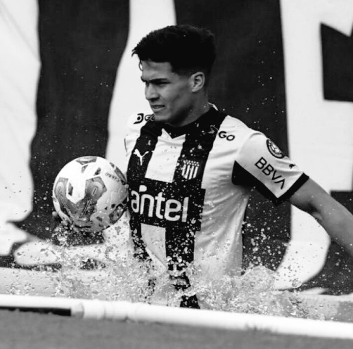 ViejoNacional's tweet photo. Jadson Viera:
 Solo 1 mes en Nacional,  campeón Uruguayo ✅️

Matías Arezo:
2 años en peñarol, 2 finales perdidas.🐔
Datos. https://t.co/lG9Vid02kQ