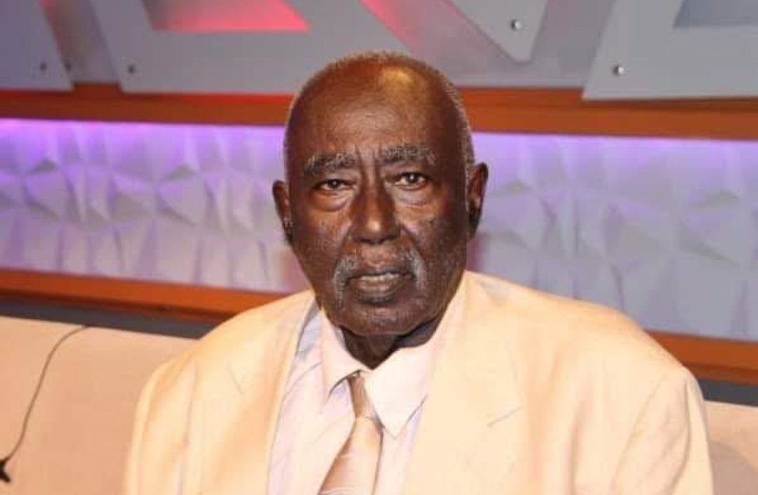 "طالبين سلاما
ما تبقى ظلّاما
يا خيّ دي الدنيا
معدودة أياما"

رحل عبد القادر سالم، ورحل معه صوتٌ كان إذا غنّى، اتّسعت له كردفان حتى صارت قلبا، وصارت الأغنية وطناً يمشي على لحن.
لم يكن فنانا عابرا في ذاكرتنا، بل كان ذاكرة كاملة؛
صوتا خرج من تراب البساطة، مشبعا بصدق الريف، ومحمّلا