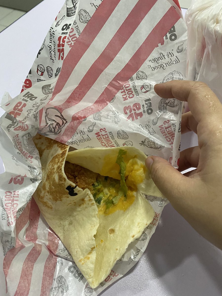 millseverywhere's tweet photo. @KFCmalaysia kenapa cheezy twister saya macam orang malas yang buat? Dah lah sejam tunggu. Lepas tu dapat twister pemalas. Sebelum ni kan dalam box twist tu. Ayam jenis chunky. Ni tgklah wrap dia. Aku nanges dapat makanan macamni. Dah lah lapar 😭 semua benda sejuk https://t.co/5m5FoeDht2