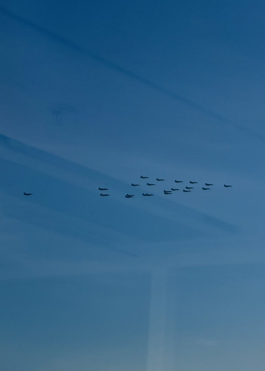 Даже в небе ёлку поставили.