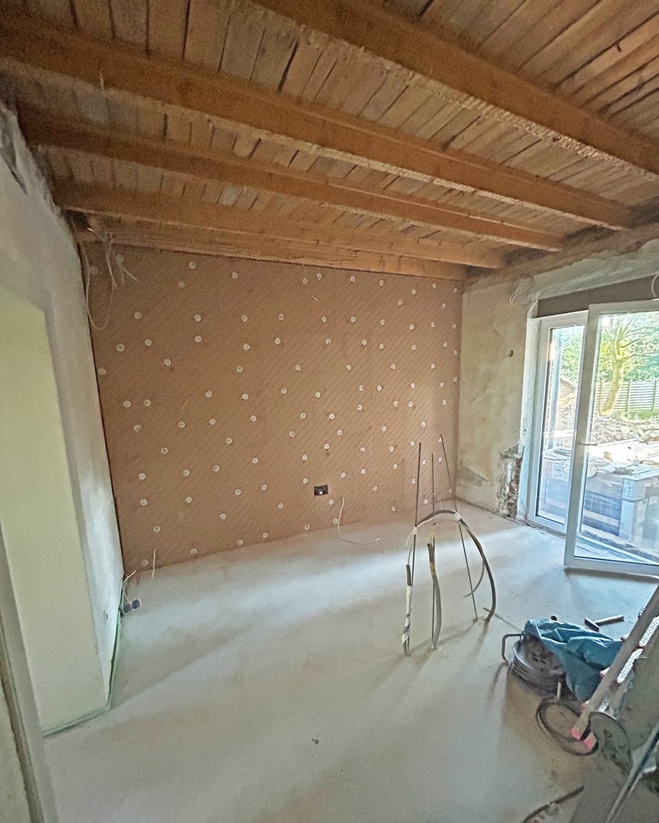 UngerDiffutherm's tweet photo. Altes Bestandsgebäude, neuer Charme: Eine junge Familie modernisiert mit viel Eigenleistung – inkl. Holzfaser-Innendämmung UdiIN RECO. Schwerlast? Kein Problem! Selbst Hängeschränke halten sicher auf 80 mm Dämmung.

Mehr zur #Innendämmung UdiIN RECO: https://t.co/PUzgh62tcU https://t.co/TN9kSpq8ZK