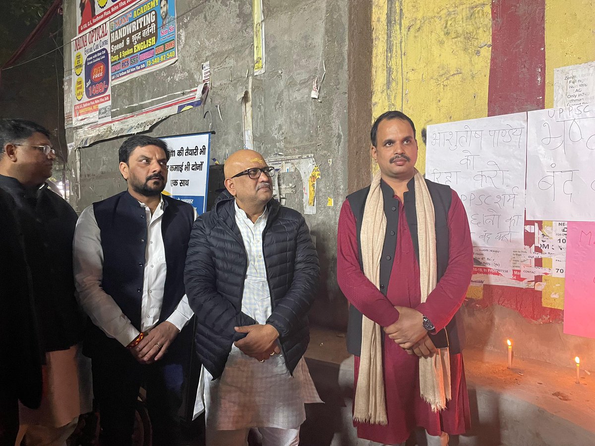 GovindMishraMrj's tweet photo. दिल्ली से प्रयागराज तक UPPSC की अनियमितताओं के खिलाफ छात्रों का आंदोलन।
मुखर्जी नगर में छात्रों के साथ प्रदर्शन में शामिल हुआ।
@kashikirai जी ने छात्रों को पूरा समर्थन और फ्री लीगल मदद का भरोसा दिया।
लड़ेंगे, जीतेंगे!
#UPPSCProtest https://t.co/ulmfW3DXTP