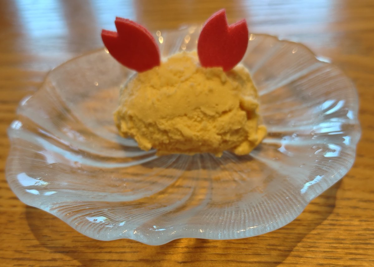 歓送迎会のお店のデザート、カニアイス🦀🍧　カニの味と香りがした。