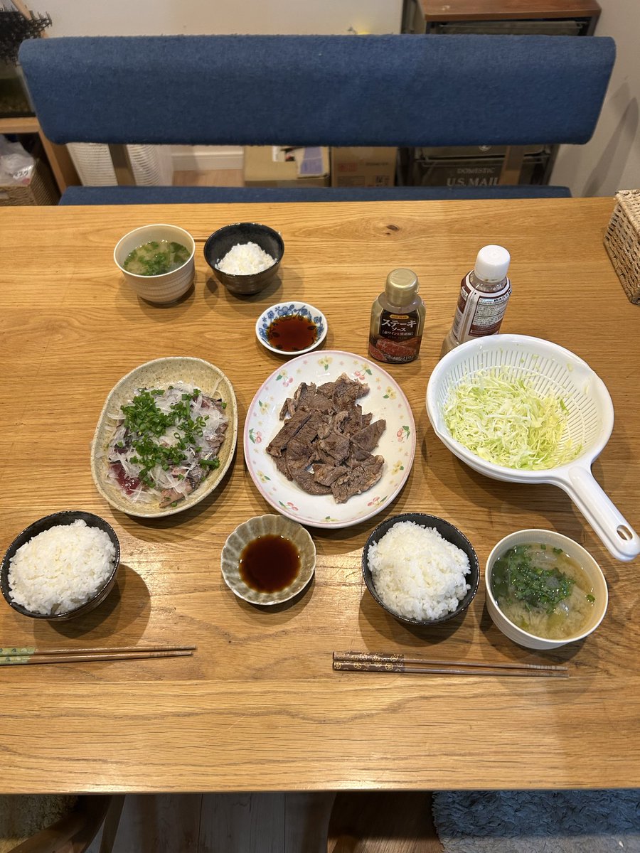 jujumarup's tweet image. 今日はカツオのタタキが食べたくなって晩御飯に！ご近所さんから貰ったほうれん草をお味噌汁に入れたら子供がめっちゃ喜んでくれた☺️本当に美味しかった〜😋w
