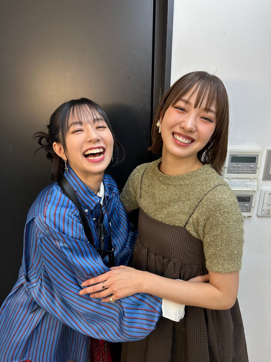 __momoka__ito's tweet photo. はるなゲスト出演ありがとう！

はるながいるとステージ上だけじゃなく、楽屋が明るい雰囲気に包まれて
改めて素敵な人柄に尊敬しました。
ゲームにはるなの持ち込み企画マッスルビンゴ、どちらも最高に楽しかったなぁ。
本当に出演してくれてありがとう！
これからも仲良くしてね。♡ https://t.co/uFgg3XGUb7