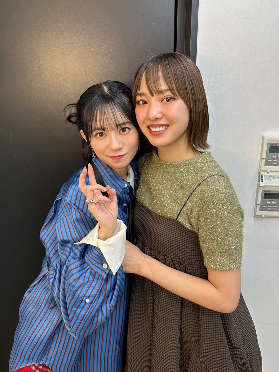 __momoka__ito's tweet photo. はるなゲスト出演ありがとう！

はるながいるとステージ上だけじゃなく、楽屋が明るい雰囲気に包まれて
改めて素敵な人柄に尊敬しました。
ゲームにはるなの持ち込み企画マッスルビンゴ、どちらも最高に楽しかったなぁ。
本当に出演してくれてありがとう！
これからも仲良くしてね。♡ https://t.co/uFgg3XGUb7