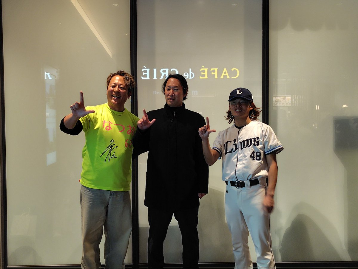 サインのお手伝い（ユニフォームやタオル、フラッグなどを広げたり）や