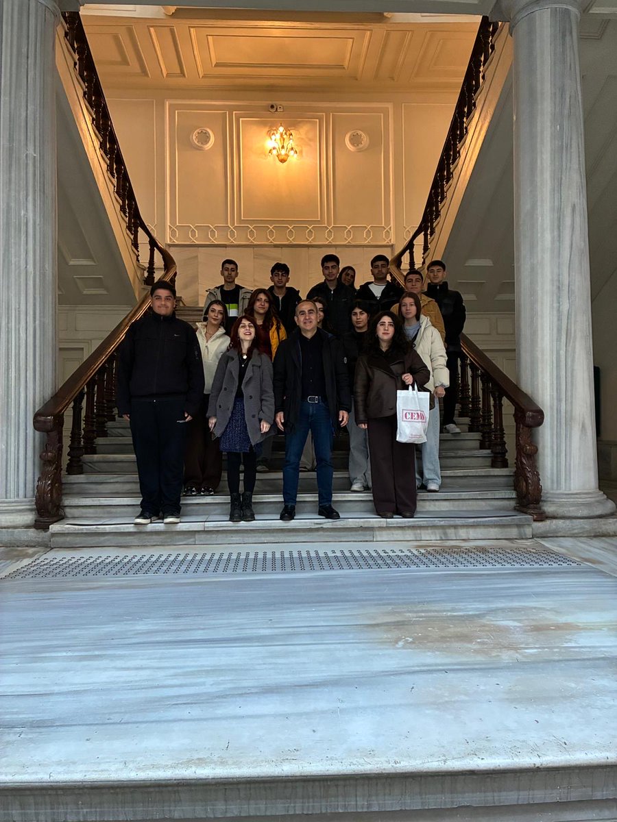 Nazimiyeli öğrencilerimiz ve öğretmenlerimiz bugün de İstanbul Üniversitesini ziyaret ettiler.

Bu kıymetli ziyarette öğrencilerimize yakın ilgi gösteren ve rehberlik yapan Prof. Dr. Erol Sarı, Prof. Dr. Yeter Yeşil ve Istanbul Üniversitesinin ilgili görevlilerine Tunceli Eğitim