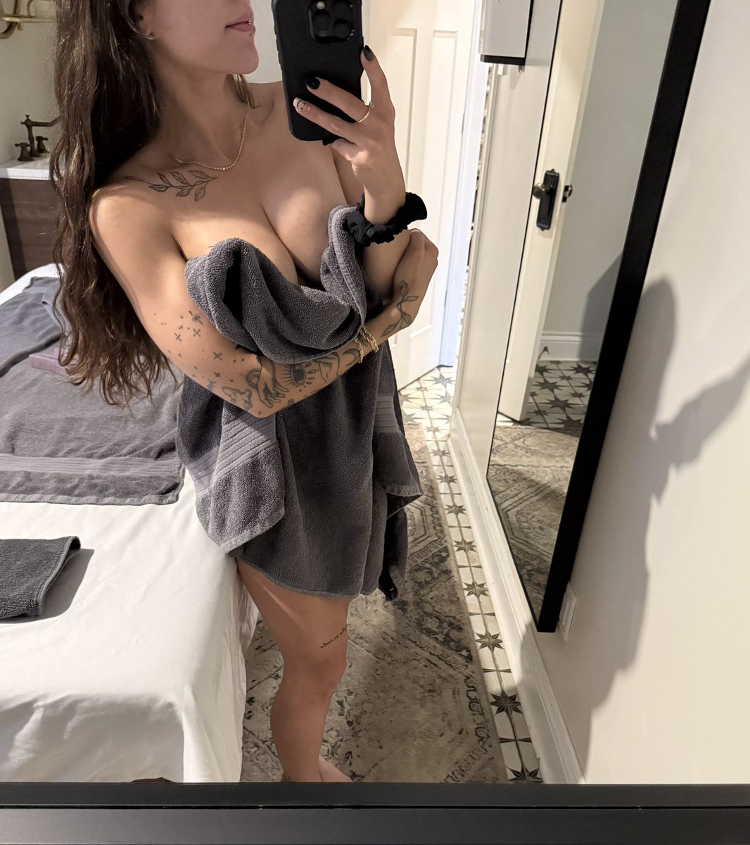 ValVeraXO's tweet photo. Curious? DMs are always 0pen 😇 https://t.co/XRIS9GAUKp