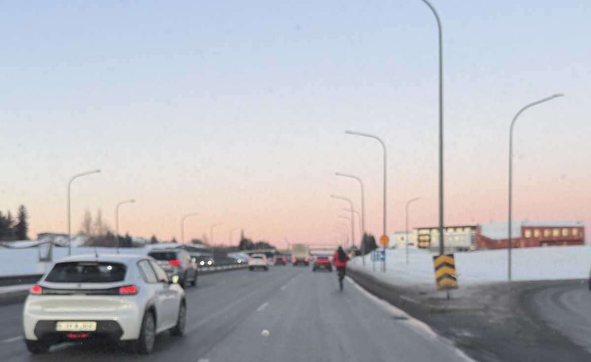 Sturlun dagsins er þessi geðsjúklingur sem kom stímandi niður Ártunsbrekkuna á 60 km hraða 🤯