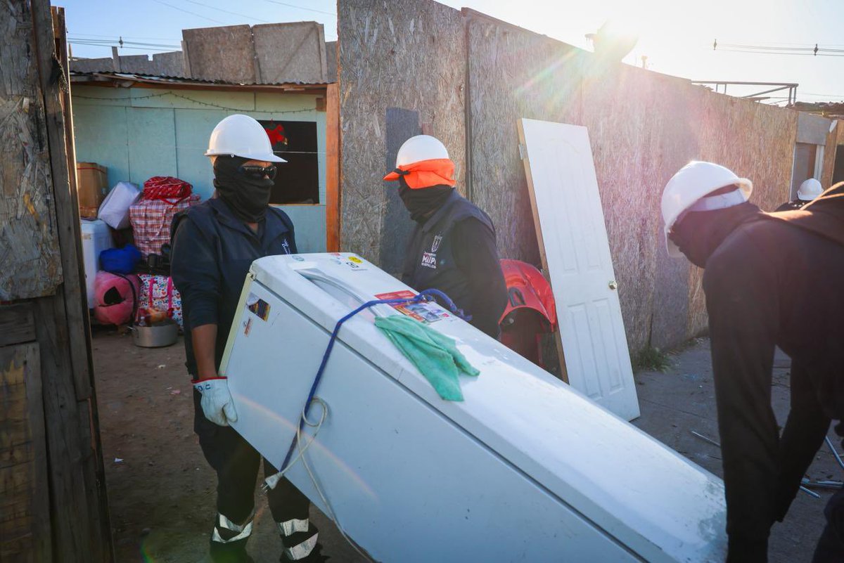 Hoy iniciamos el desalojo del campamento El Trébol de Camino a Melipilla, sin ningún tipo de resistencia ni violencia, gracias a un gran trabajo previo del equipo municipal. 

Al parecer cuando las cosas se hacen bien son menos noticiosas. Pero fueron 110 familias que abandonaron