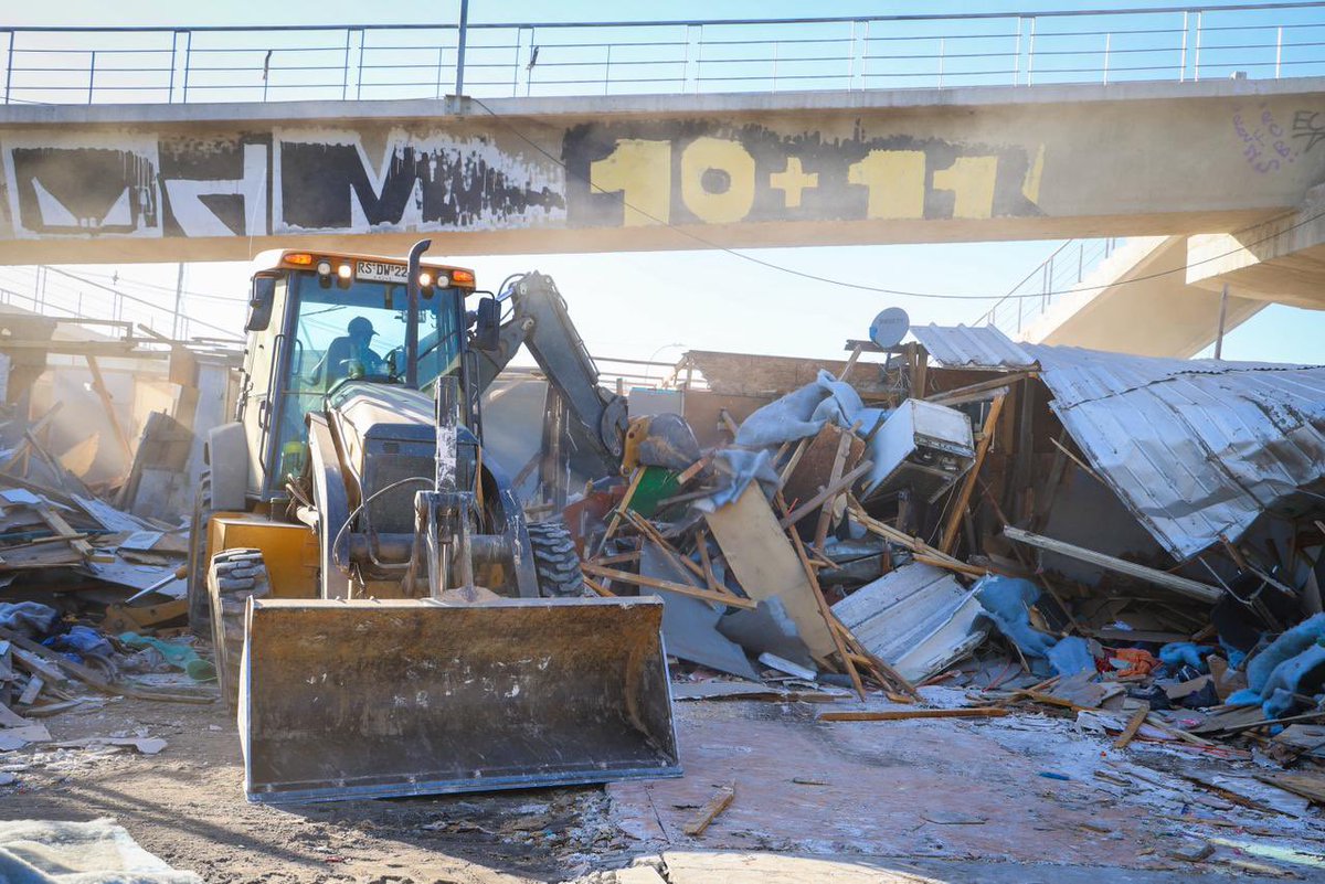 TomasVodanovic's tweet image. Hoy iniciamos el desalojo del campamento El Trébol de Camino a Melipilla, sin ningún tipo de resistencia ni violencia, gracias a un gran trabajo previo del equipo municipal. 

Al parecer cuando las cosas se hacen bien son menos noticiosas. Pero fueron 110 familias que abandonaron…