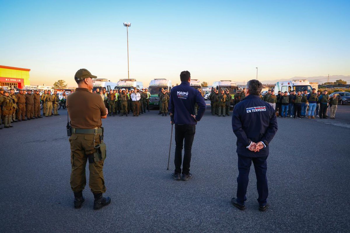 TomasVodanovic's tweet image. Hoy iniciamos el desalojo del campamento El Trébol de Camino a Melipilla, sin ningún tipo de resistencia ni violencia, gracias a un gran trabajo previo del equipo municipal. 

Al parecer cuando las cosas se hacen bien son menos noticiosas. Pero fueron 110 familias que abandonaron…
